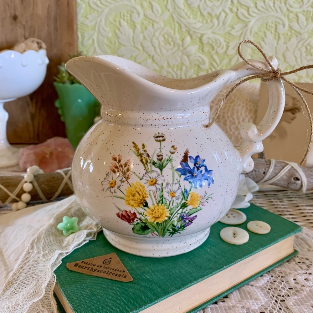 Vintage Pottery Pitcher 💐
